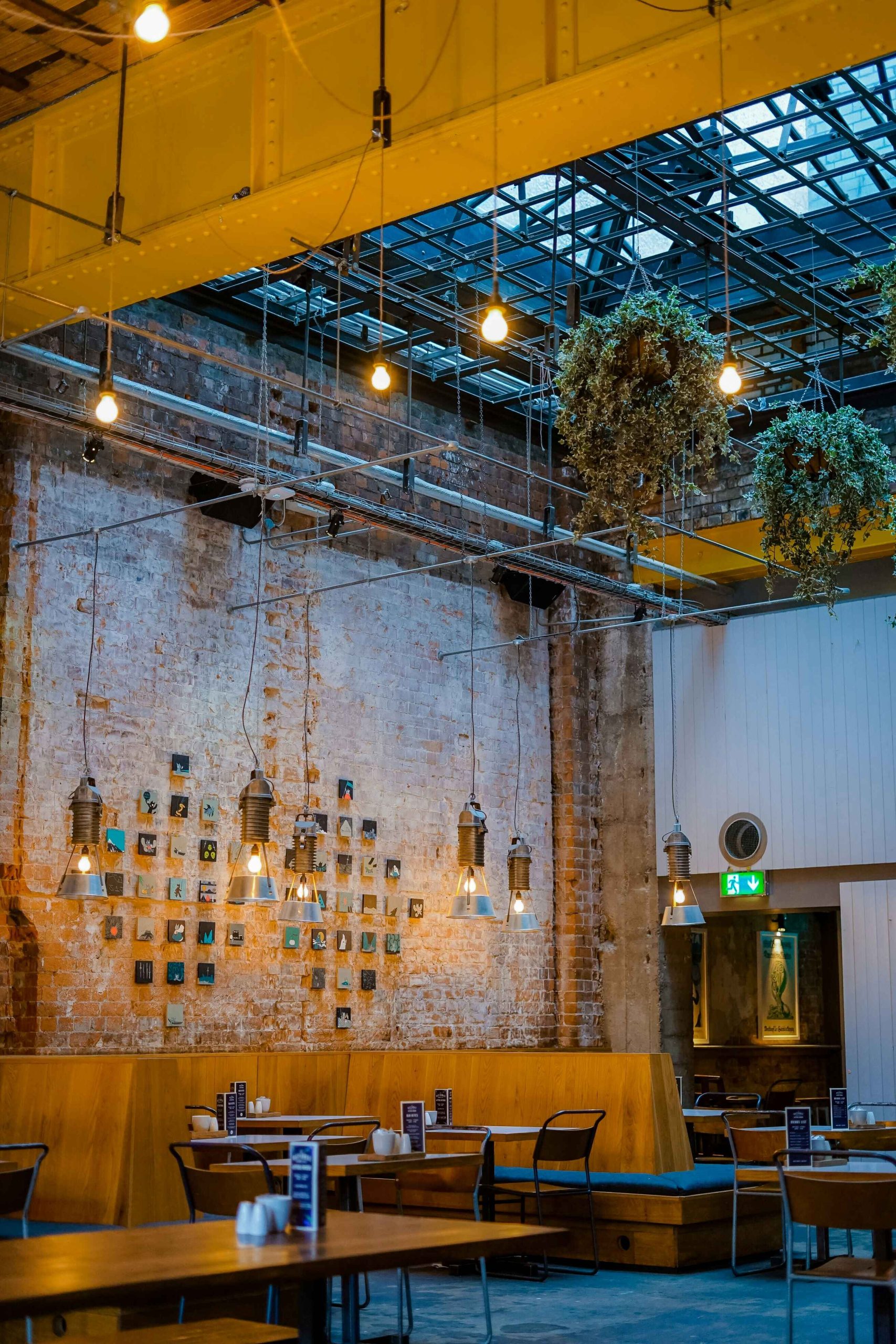 Pub Fabrique – postavljanje LED žarulja