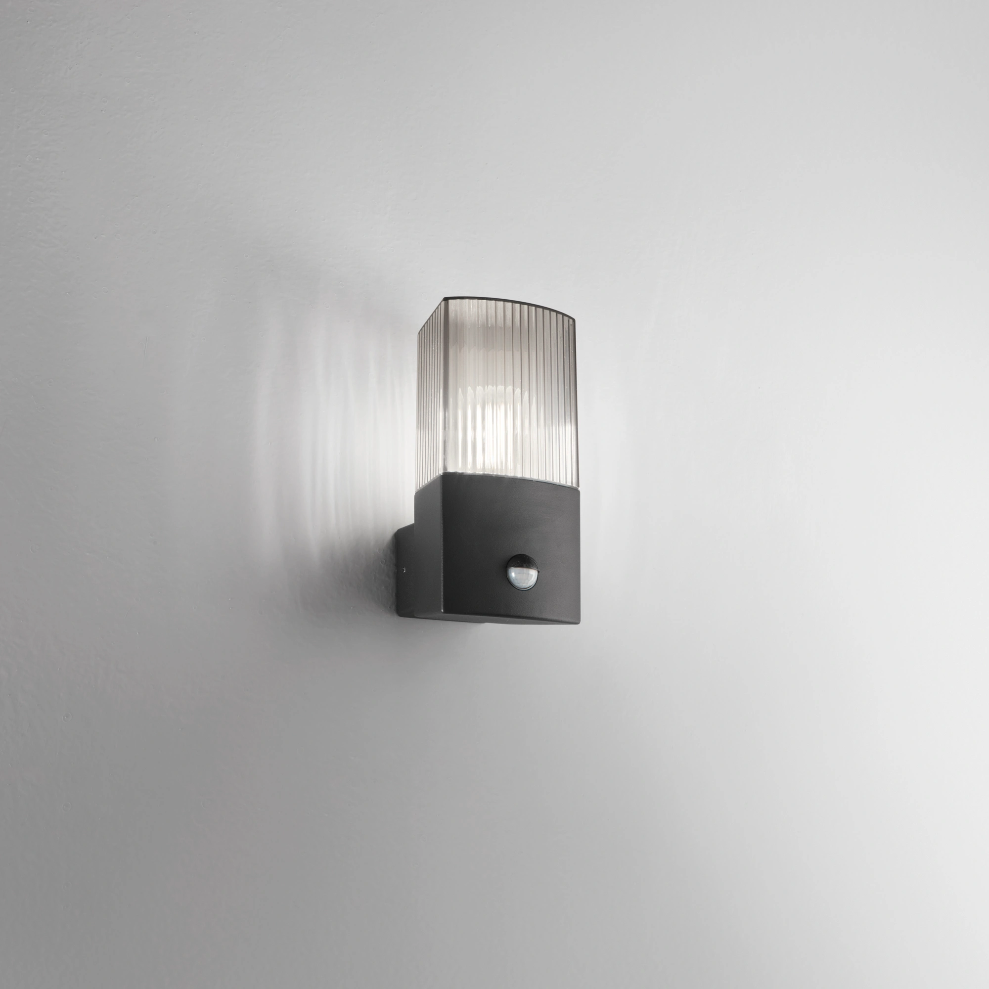 Intec Zidna lampa sa senzorom DARK 1xE27 Termoplastika/PC Antracit