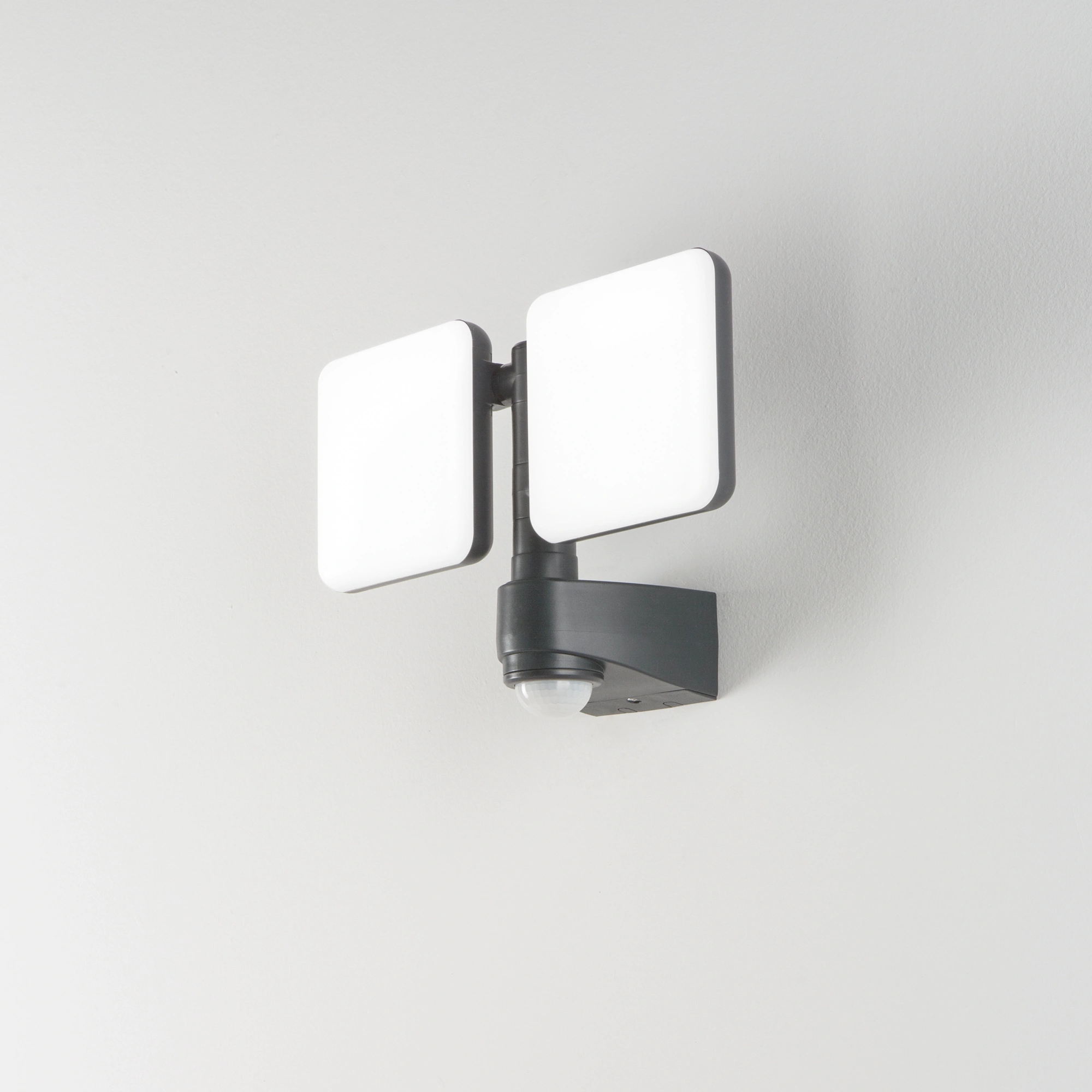 Intec Zidni LED reflektor SAT sa senzorom 2x10W 4000K Termoplastika Antracit