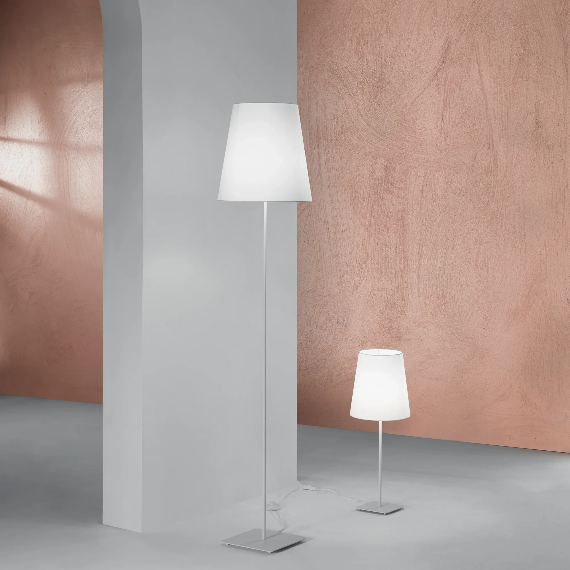 Luce Design Stolna lampa ELVIS 1xE27 Metal/Tekstil Bijela