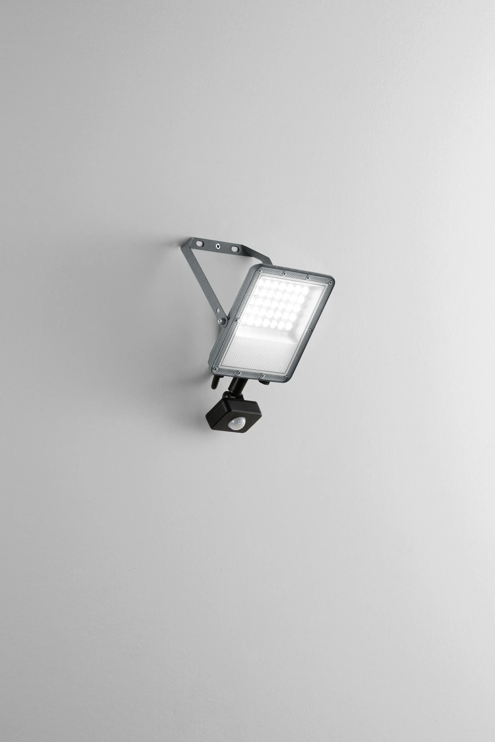 Intec Zidni LED reflektor ESUS sa senzorom 1x30W 3000/4000/6500K Aluminij Srebrni